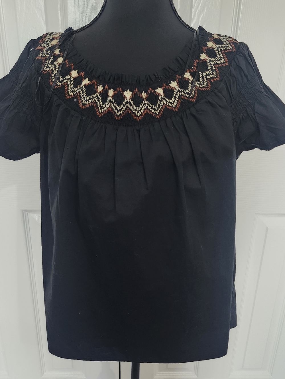 Old Navy Size Large Off Shoulder embroidered top